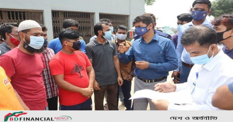 আরমানিটোলায় ক্ষতিগ্রস্থ পরিবারকে আর্থিক সহযোগিতা করলেন ঢাকার জেলা প্রশাসক