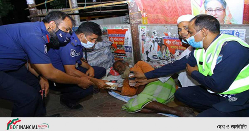 টহলের পাশাপাশি রান্না করা সেহরি নিয়ে হাজির নারায়ণগঞ্জ পুলিশ