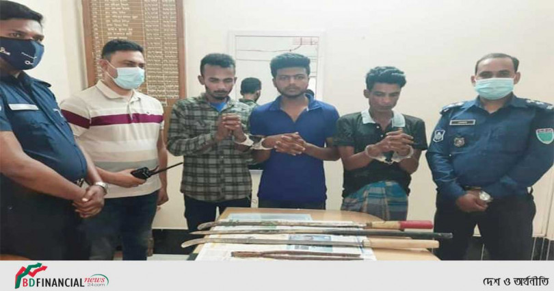 শায়েস্তাগঞ্জে দেশীয় অস্ত্রসহ তিন ডাকাত গ্রেফতার