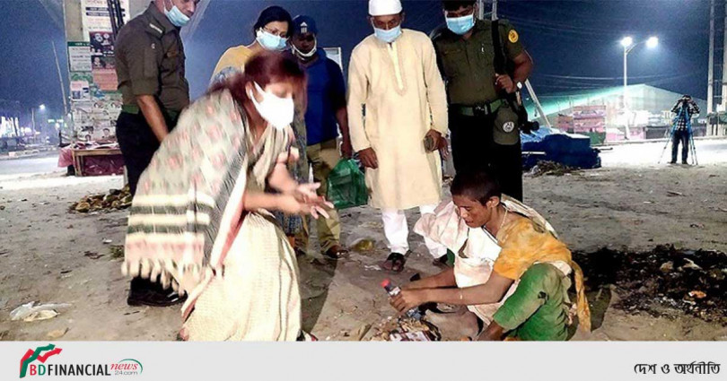 গভীর রাতে সেহরি নিয়ে অসহায় মানুষের পাশে ইউএনও
