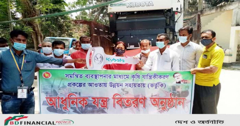 নড়াইলে ২টি হারভেস্টার মেশিন কৃষকের মাঝে হস্তান্তর