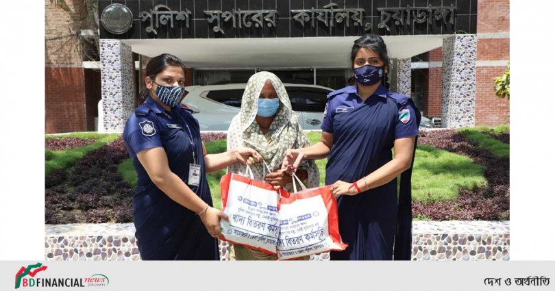 স্বামী-সন্তানহীন আরো এক নারীকে নিত্য প্রয়োজনীয় দ্রব্য কিনে দিলেন চুয়াডাঙ্গার পুলিশ সুপার