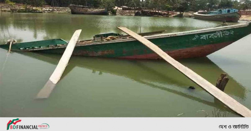 শরণখোলায় বালু বোঝাই কার্গো ডুবি