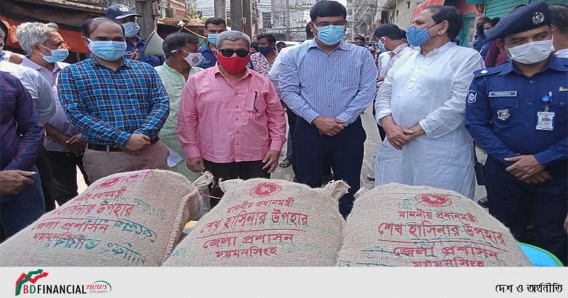 ৩৫৮ জন দরিদ্র মানুষের মাঝে প্রধানমন্ত্রী শেখ হাসিনার উপহার বিতরন করলেন ময়মনসিংহের জেলা প্রশাসক