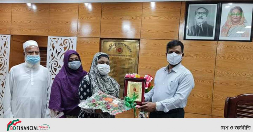 ইউরোপিয়ান গার্লস ম্যাথ অলিম্পিয়াড ব্রোঞ্জ পদক জয়ীকে শুভেচ্ছা জানালেন নাটোর এর জেলা প্রশাসক