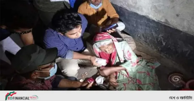 রাস্তায় অবস্থানরত বৃদ্ধাকে নিরাপদ অবস্থানে পাঠালেন রংপুরের ডিসি : সন্তানদের খোঁজে প্রশাসন