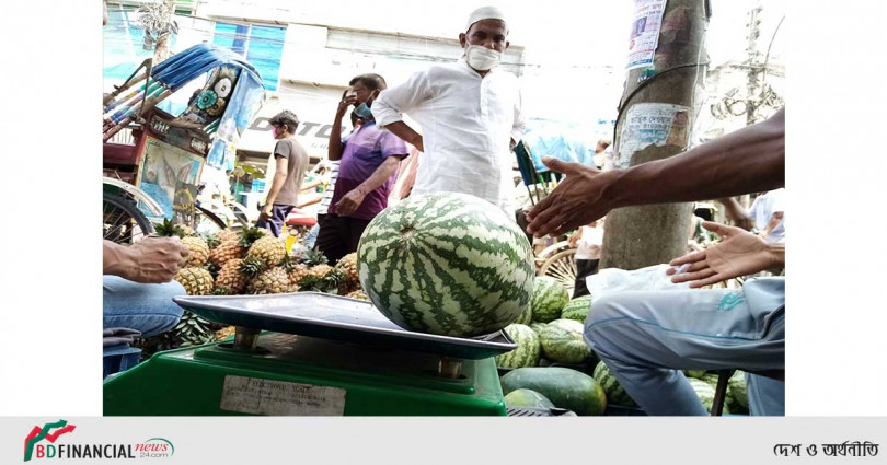 পাবনায় ক্রেতাদের নাগালের বাইরে যাচ্ছে রসালো ফল ফলাদি
