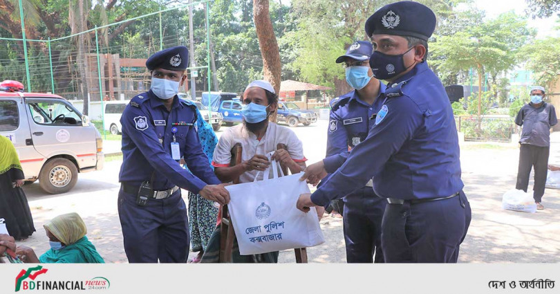 কক্সবাজার জেলা পুলিশের পক্ষ থেকে উপহার সামগ্রী বিতরণ