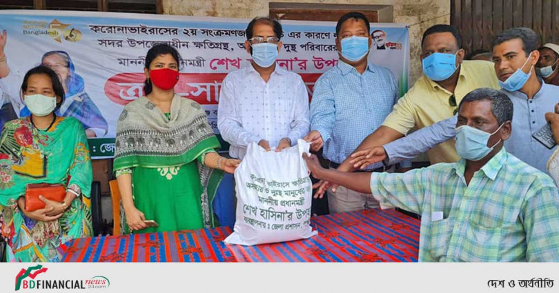 লক্ষ্মীপুরে প্রধানমন্ত্রী শেখ হাসিনা এর উপহার বিতরণ করলেন জেলা প্রশাসক