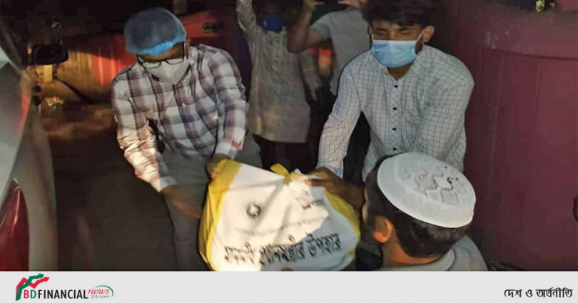 করোনা সংকটে বাড়ী বাড়ী প্রধানমন্ত্রীর উপহার পৌঁছে দিচ্ছেন জেলা প্রশাসক!