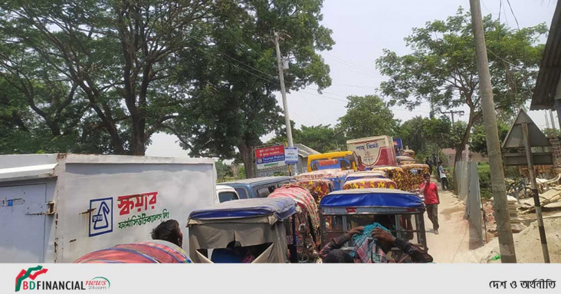 আড়াইহাজারে মার্কেট ও শপিংমলগুলো খোলার অনুমতি দেওয়ার দ্বিতীয় দিনেই গাড়ির তীব্র যানজট