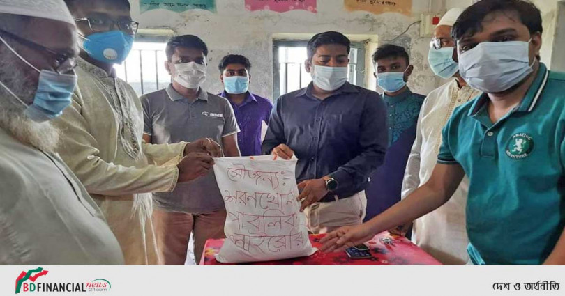 শরণখোলায় পাবলিক লাইব্রেরীর উদ্যোগে ইফতার সামগ্রী বিতরণ