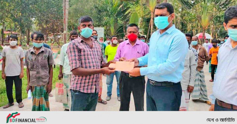 জুতার কারিগরদের প্রধানমন্ত্রীর সহায়তা তুলে দিলেন রংপুরের জেলা প্রশাসক