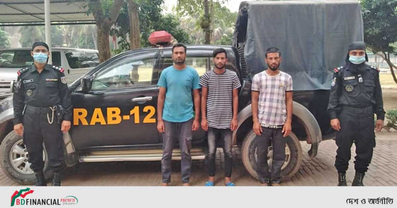 পাবনা ও বগুড়ায় র্যাব-১২ এর পৃথক দুই অভিযান : অস্ত্র এবং মাদকসহ আটক চার