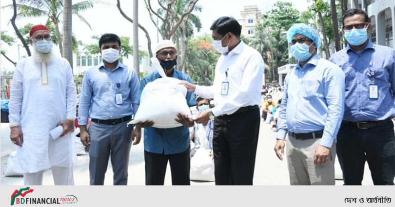 নারায়ণগঞ্জে প্রধানমন্ত্রীর ত্রাণ পেলেন পরিবহন শ্রমিকরা