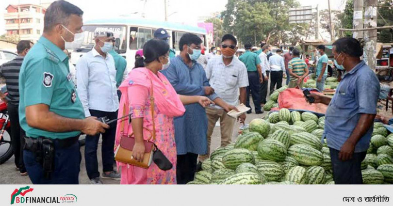 অতিরিক্ত দামে তরমুজ বেচায় বরিশালে ১৪ জনকে জরিমানা