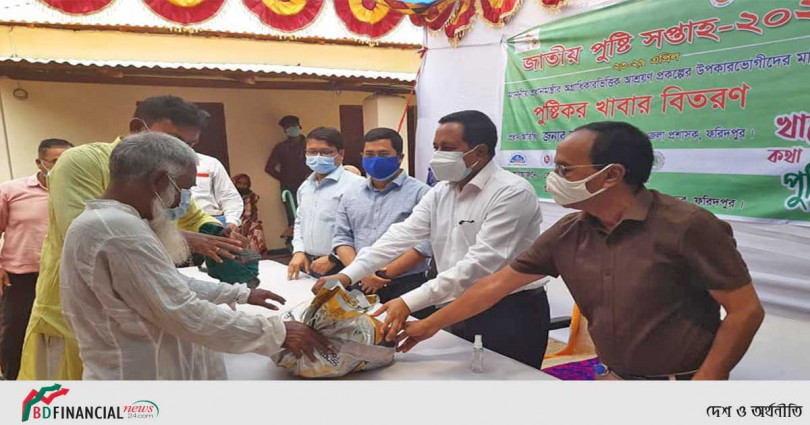 আশ্রয়ণ প্রকল্পে পুষ্টিকর খাবার বিতরণ করলেন ফরিদপুরের জেলা প্রশাসক