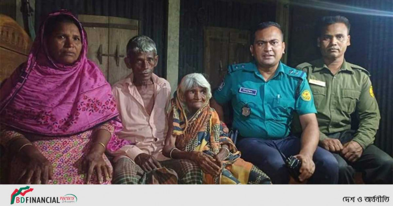 ডিসি ওয়ারী শাহ ইফতেখার আহমেদ এর নির্দেশনায় স্বজনদের কাছে বৃদ্ধ মহিলা