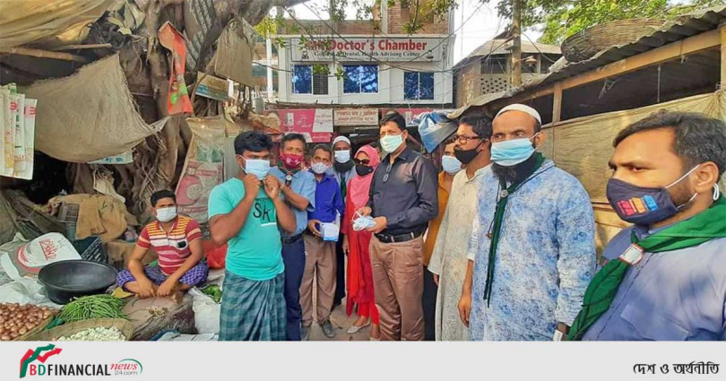 নড়াইল জেলা প্রশাসক এর নির্দেশনায় বাড়ি বাড়ি গিয়ে সুরক্ষা সামগ্রী বিতরন