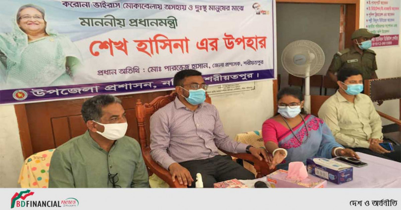 আশ্রয়ণ প্রকল্পে বসবাসরতদের হাতে পুষ্টিকর খাদ্য তুলে দিলেন শরীয়তপুরের জেলা প্রশাসক