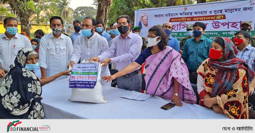 লক্ষ্মীপুরের রায়পুরে প্রধানমন্ত্রীর উপহার বিতরণ করলেন জেলা প্রশাসক আনোয়ার হোছাইন আকন্দ