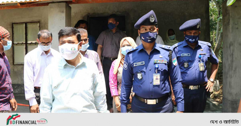 গৃহহীনদের জন্য প্রধানমন্ত্রীর উপহার দেয়া বাড়ী পরিদর্শন করলেন খুলনার জেলা প্রশাসক ও পুলিশ সুপার