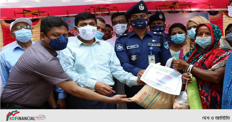 খুলনায় আজও বিতরণ করা হয়েছে দরিদ্র ও কর্মহীন মানুষদের জন্য প্রধানমন্ত্রীর খাদ্য সহায়তা