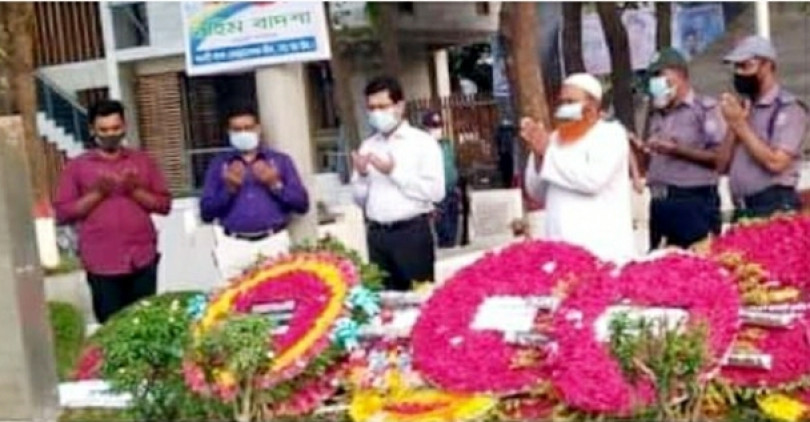 শেখ জামালের সমাধিতে শ্রদ্ধা নিবেদন করেছেন মেয়র তাপস