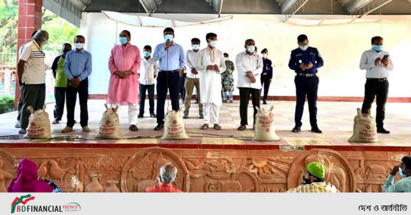ময়মনসিংহে প্রধানমন্ত্রী উপহার সামগ্রী বিতরন