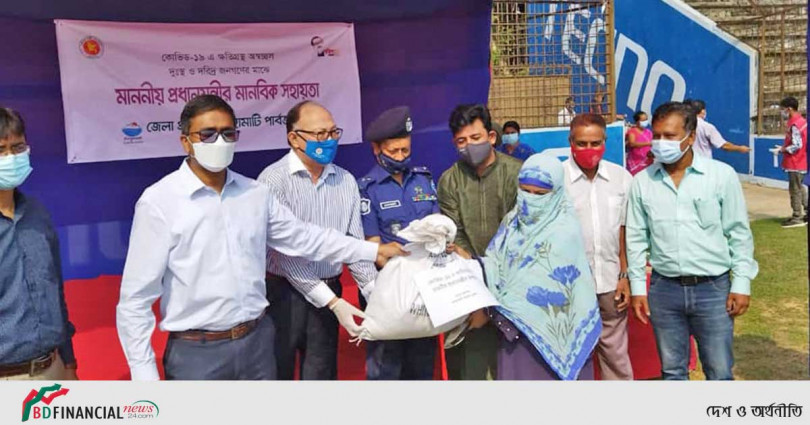 রাঙ্গামাটিতে প্রধানমন্ত্রীর উপহার বিতরণ করলো জেলা প্রশাসন