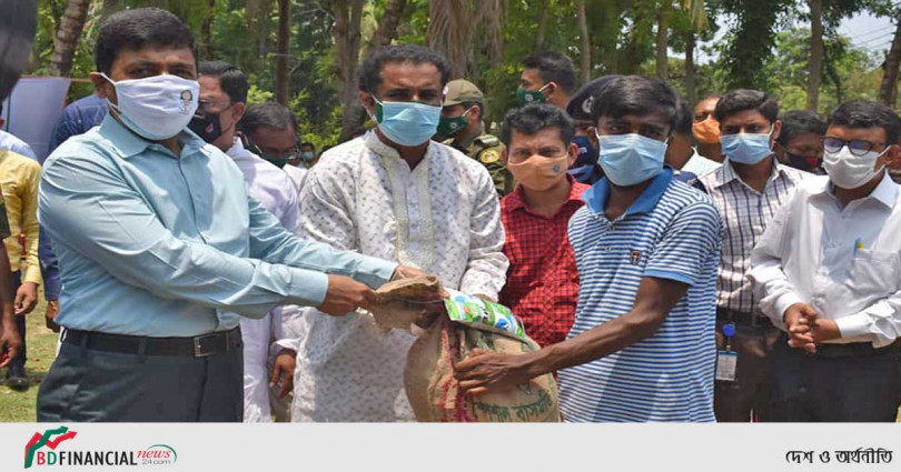 দিঘলিয়া উপজেলায় মাননীয় প্রধানমন্ত্রী কর্তৃক প্রদত্ত খাদ্য সহায়তা বিতরণ