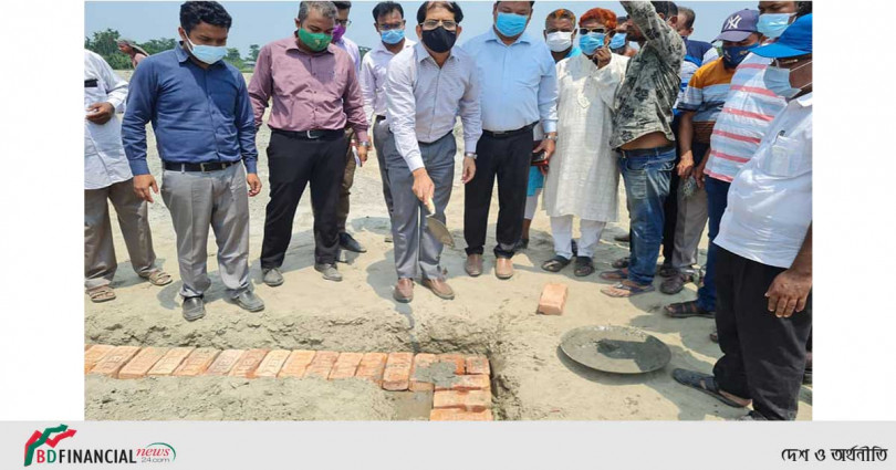 লক্ষ্মীপুরে ভূমিহীন ও গৃহহীনদের জন্য নির্মাণাধীন ঘর পরিদর্শনে জেলা প্রশাসক মোঃ আনোয়ার হোছাইন আকন্দ