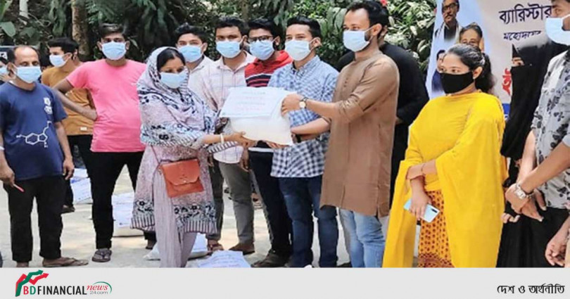মহসিন কলেজের কর্মচারীরা পেলেন শিক্ষা উপমন্ত্রীর উপহার