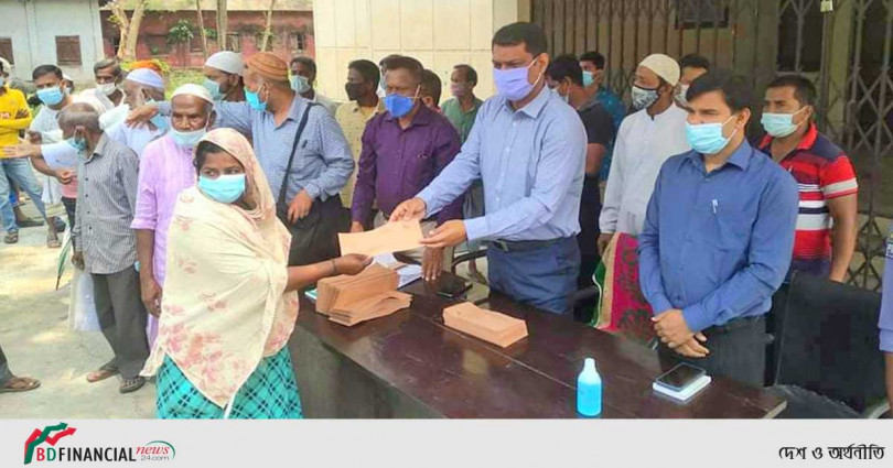 ৪০০ রিকশা ভ্যান শ্রমিককে মানবিক সহায়তা দিলো রংপুর জেলা প্রশাসন