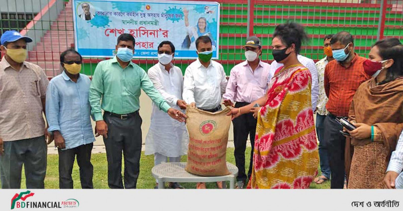 ৫০ জন তৃতীয় লিঙ্গের মানুষজনের প্রধানমন্ত্রীর মানবিক সহায়তা পৌছে দিলো কুড়িগ্রাম জেলা প্রশাসন