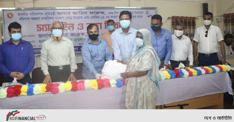 আইভি স্যালাইন, সুরক্ষা সামগ্রী ও কর্মহীনহীনদের ত্রাণ বিতরণ করলো বরিশাল জেলা প্রশাসন