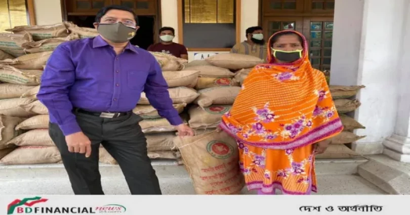 অফিসার্স ক্লাব, ঢাকায় কর্মচারীদের মাঝে প্রধানমন্ত্রীর উপহার সামগ্রী বিতরণ