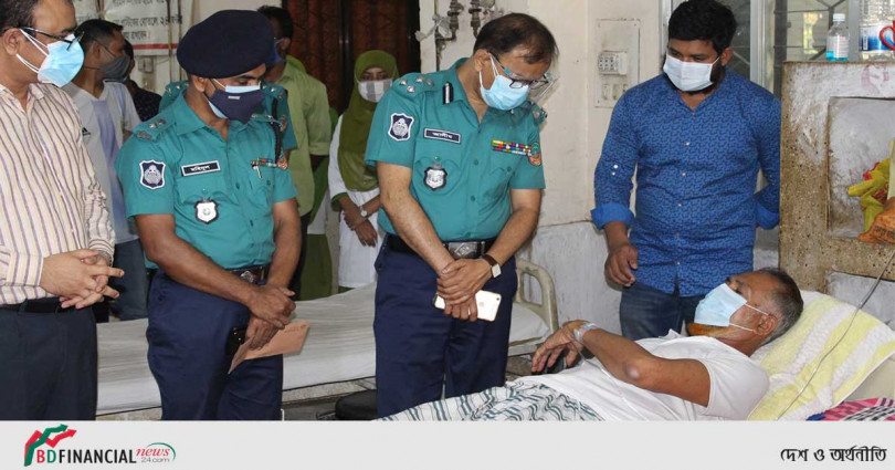 চিকিৎসাধীন আর আইকে দেখতে হাসপাতালে ছুটে গেলেন রংপুর মেট্রোপলিটন পুলিশ কমিশনার
