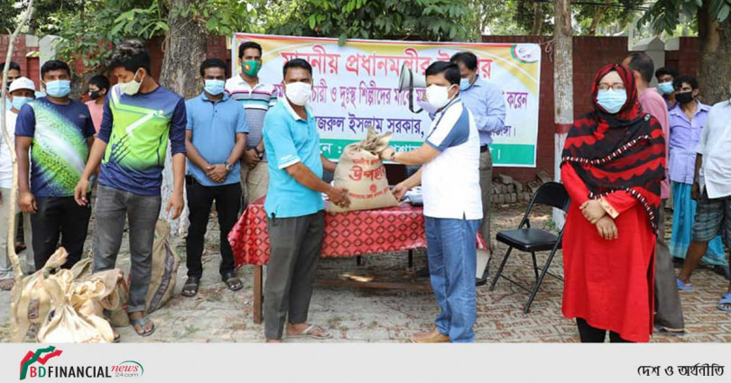 ১৩০ দুঃস্থ শিল্পী ও নরসুন্দরদের মাঝে প্রধানমন্ত্রীর উপহার বিতরণ করলো চুয়াডাঙ্গা জেলা প্রশাসন