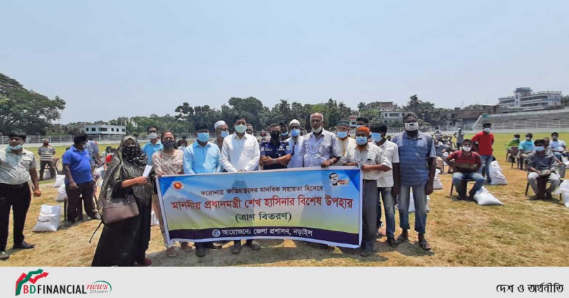 নড়াইলে মে দিবস উপলক্ষে প্রধানমন্ত্রীর বিশেষ উপহার বিতরণ