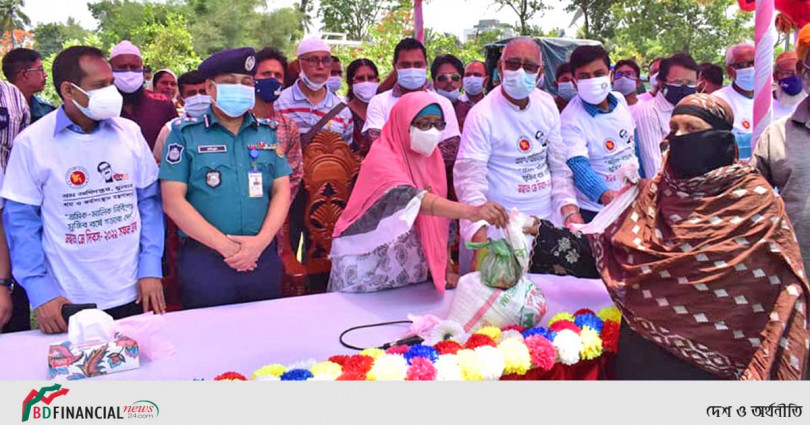 প্রধানমন্ত্রীর খাদ্য সহায়তায় মুরগীর মাংস যোগ করে বিতরণ করলো খুলনা জেলা প্রশাসন