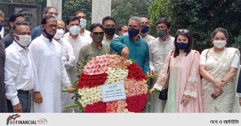 বঙ্গবন্ধুর প্রতিকৃতিতে আব্দুস সালাম মূর্শেদীর শ্রদ্ধা নিবেদন