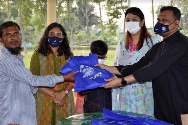 নালিতাবাড়ীর সোহাগপুরের বিধবারা পেলেন পুলিশের ঈদ উপহার