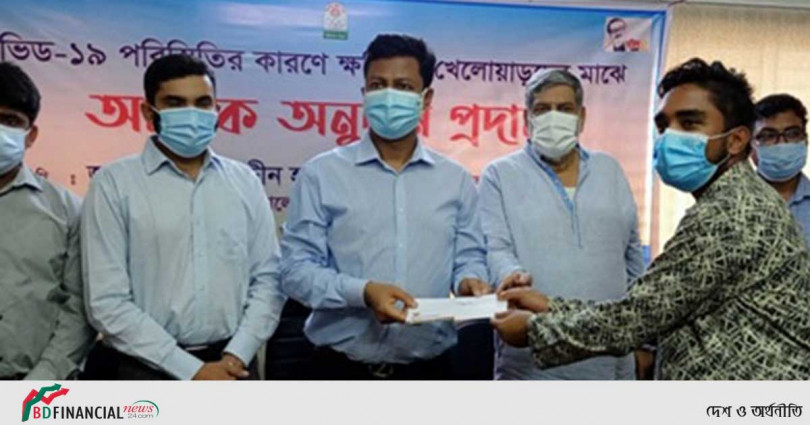 বরিশালে দুস্থ খেলোয়াড়-স্টেডিয়াম কর্মচারীদের আর্থিক সহায়তা