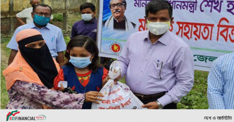 নাটোরে প্রতিবন্ধী শিশুদের মাঝে মানবিক সহায়তা বিতরণ