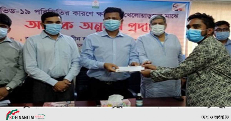 কুষ্টিয়ায় প্রধানমন্ত্রীর করোনাকালিন ত্রাণ পেলেন অসচ্ছল লালন শিল্পীরা