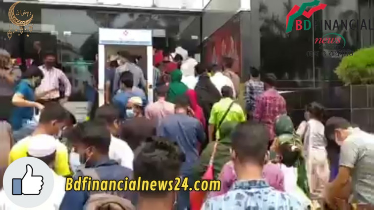 আজ বসুন্ধরা শপিং মলে ক্রেতাদের উপচে পড়া ভিড়