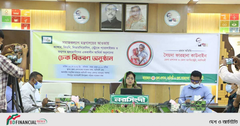 অনুদান ও চিকিৎসা সহায়তা নিয়ে অসচ্ছল ইমাম ও জটিল রোগে আক্রান্তদের পাশে নরসিংদী জেলা প্রশাসন