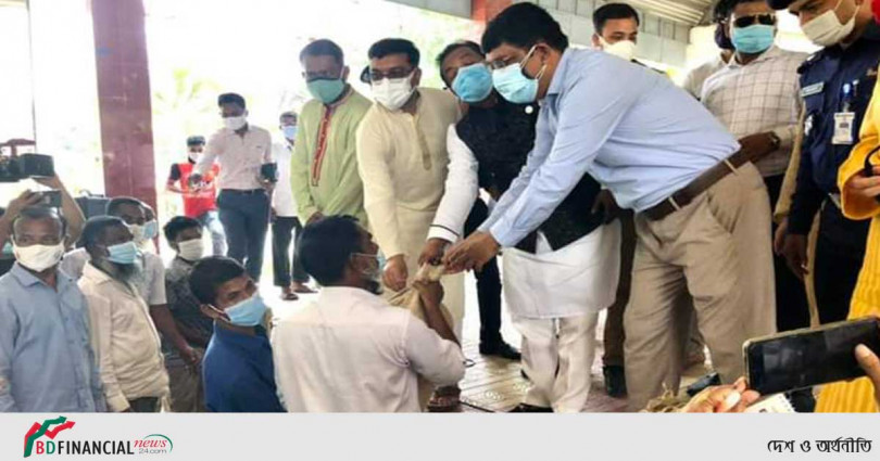 ময়মনসিংহে প্রধানমন্ত্রীর উপহার সামগ্রী বিতরণ