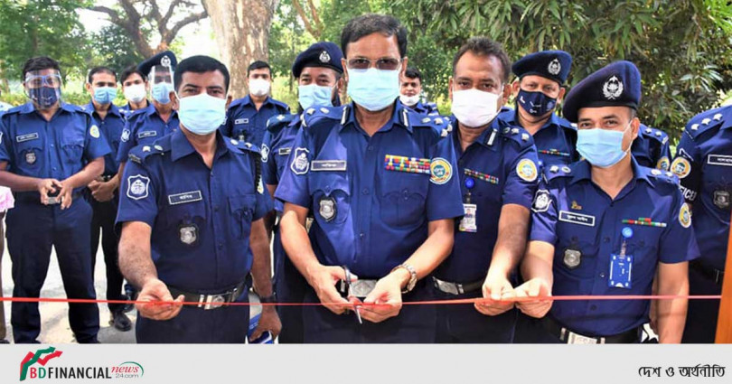 বরিশাল রেঞ্জ কার্যালয়ে গ্রন্থাগার উদ্বোধন করলেন ডিআইজি শফিকুল ইসলাম